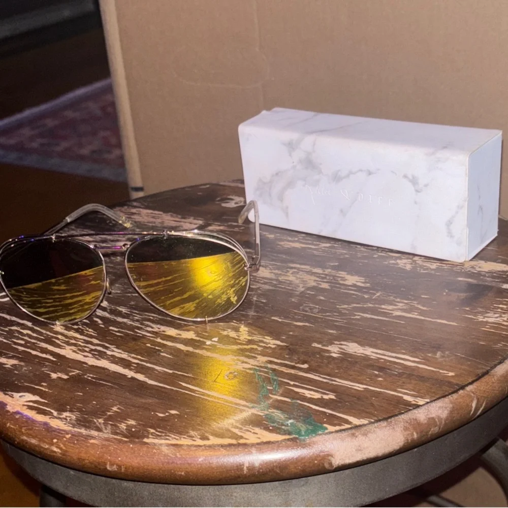 DIFF KOKO by Khloe Kardashian Sunglasses & Case - Picture 1 of 11